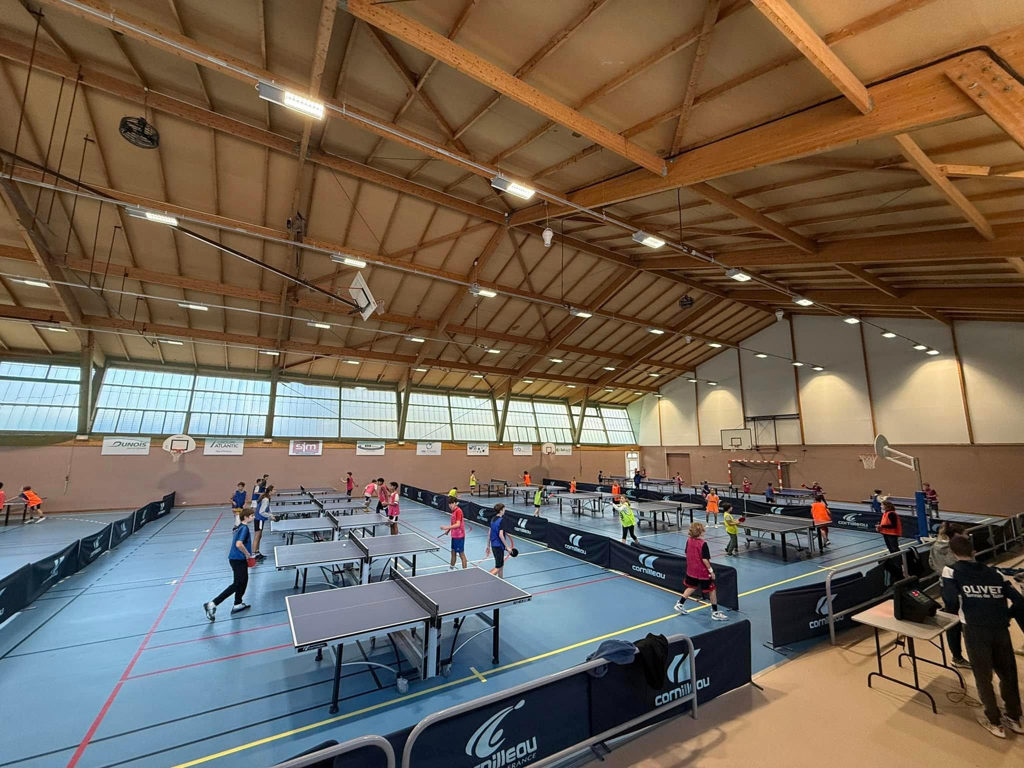 Jeunes d'Olivet pratiquant le tennis de table durant un stage