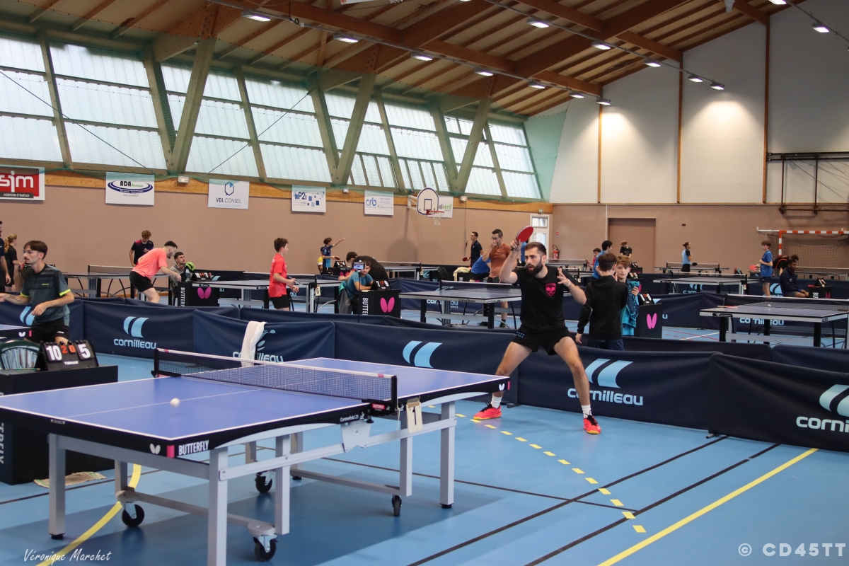 Salle d'entraînement du gymnase de l'Orbellière remplie de tables de tennis de table