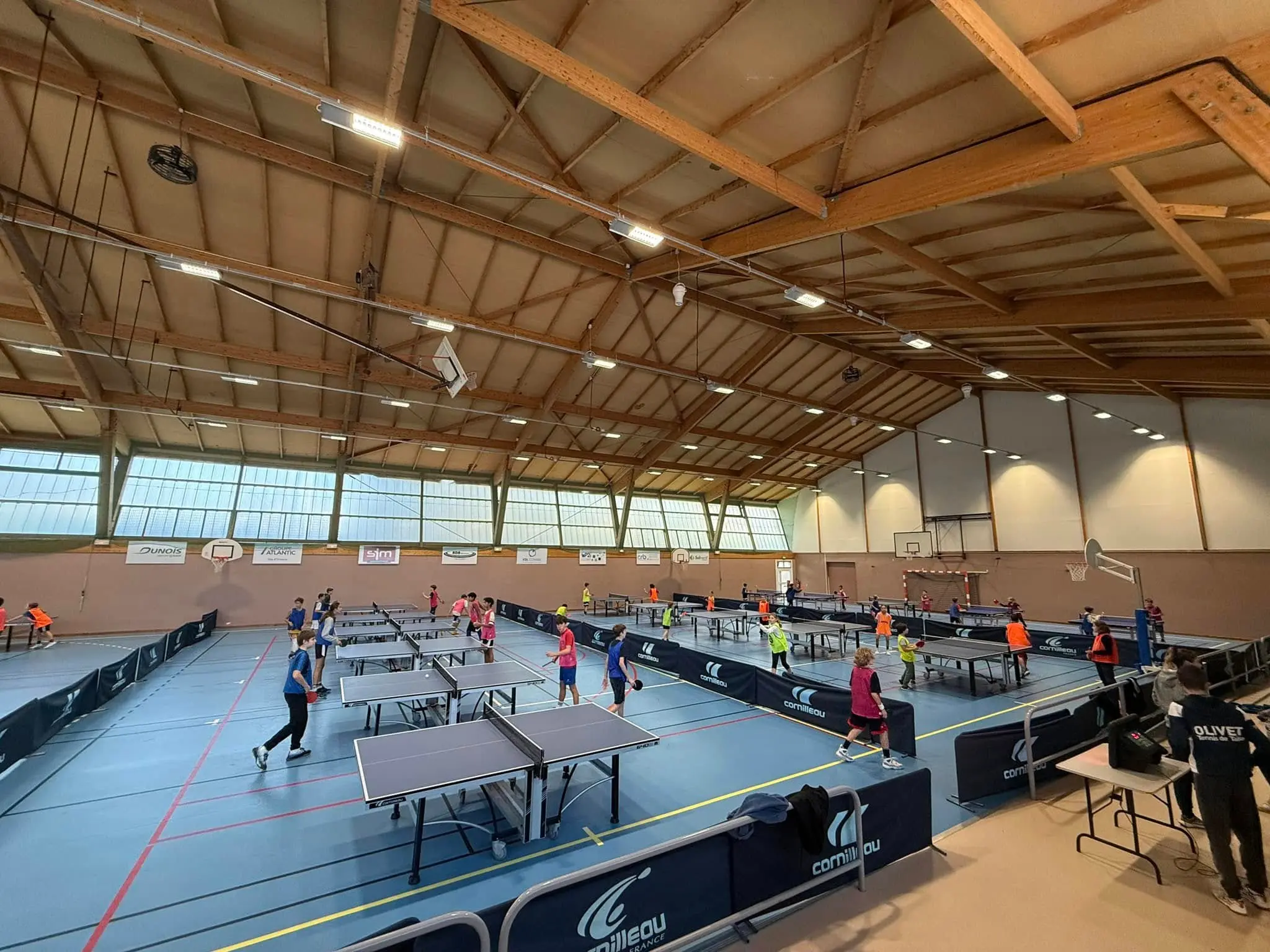 Jeunes d'Olivet pratiquant le tennis de table durant un stage